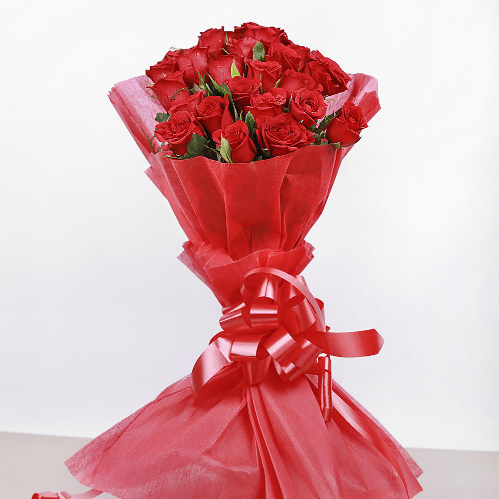 34504 elegant love red roses in red packing