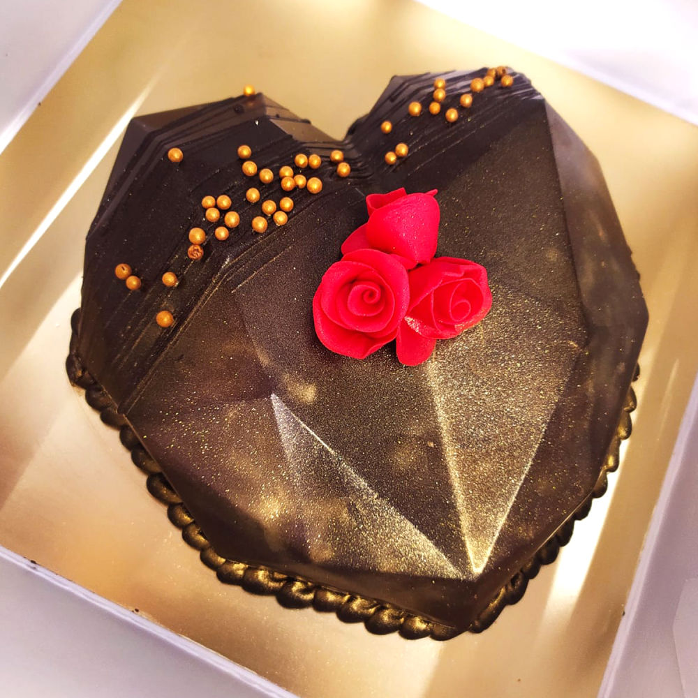 Heart and Roses Choco Pinata Cake | Winni.in