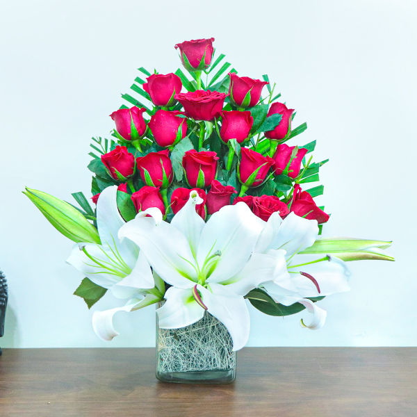Buy Exhilarating Roses and Lilies