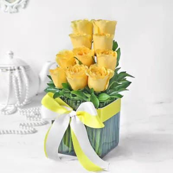 Buy Bouquet Of 10 Yellow Roses In Vase