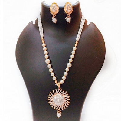 White Pearls Bright Necklace Set