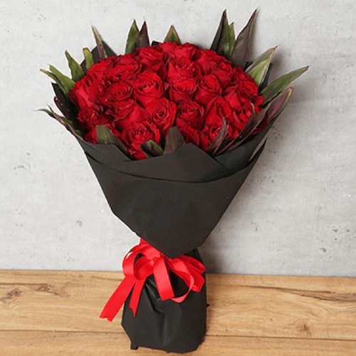 Buy Red Roses Bouquet In Black Sheet