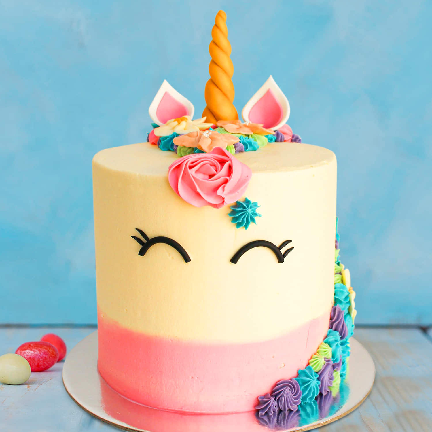 Premium Photo | Delicious birthday cake on shiny light background