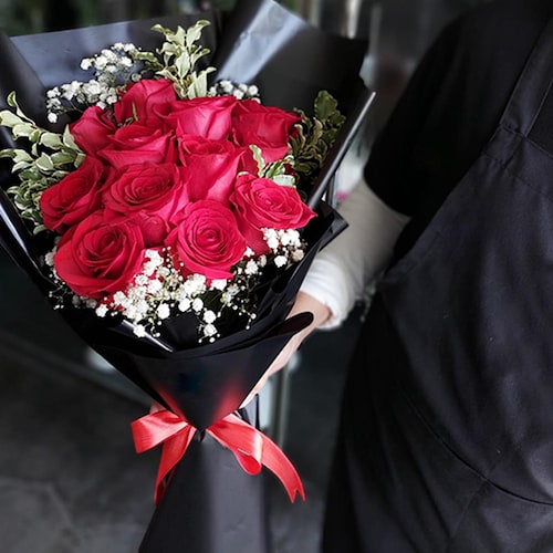 Buy Romantic Roses Surprise