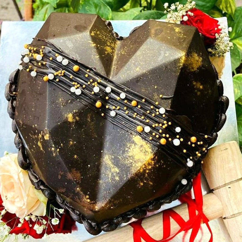 With Chocolates And Cakes Chocolate Pinata Cake, For Bakery, Packaging  Type: Box at Rs 750/pound in Raipur