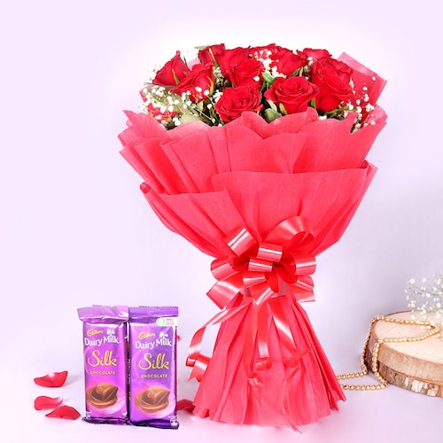Buy Lovely Roses Bouquet with Chocolate Combo
