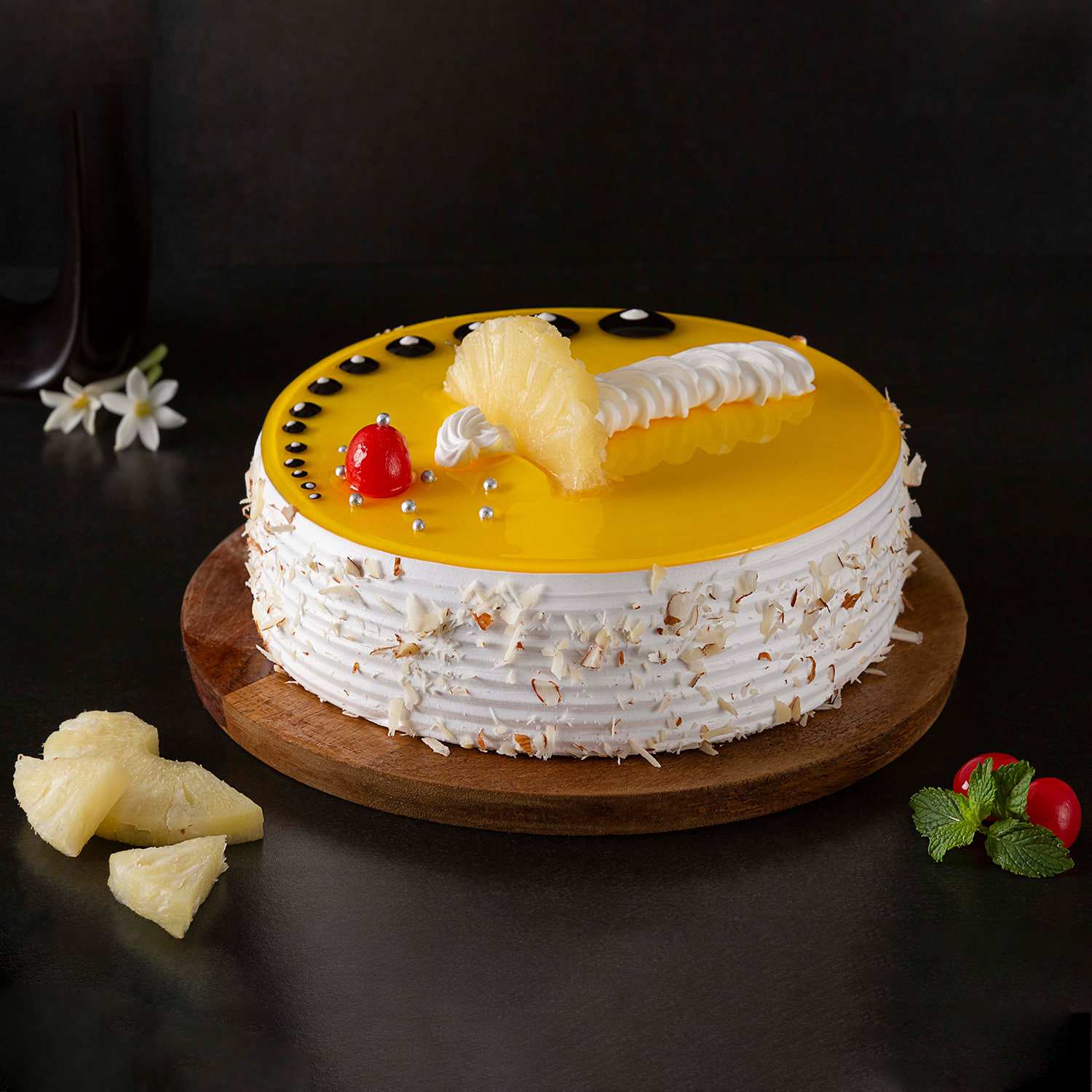 Order Pineapple Cake with Chocolate Topping Half Kg Online at Best Price,  Free Delivery|IGP Cakes