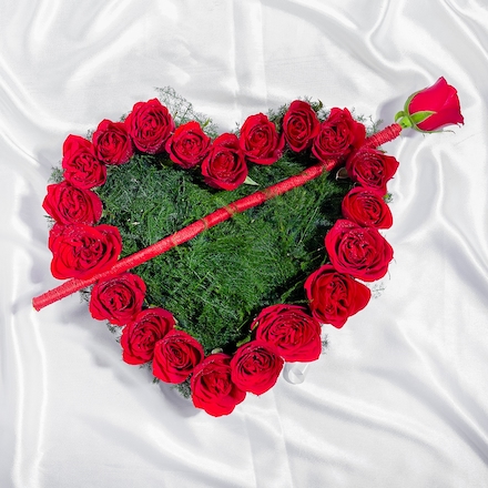 Order Heart-Shaped Rose Arrangements, Get 15% Instant OFF