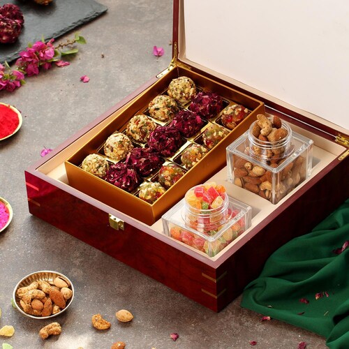 Buy Delight Laddoos And Gujiya With Nuts In Premium Box