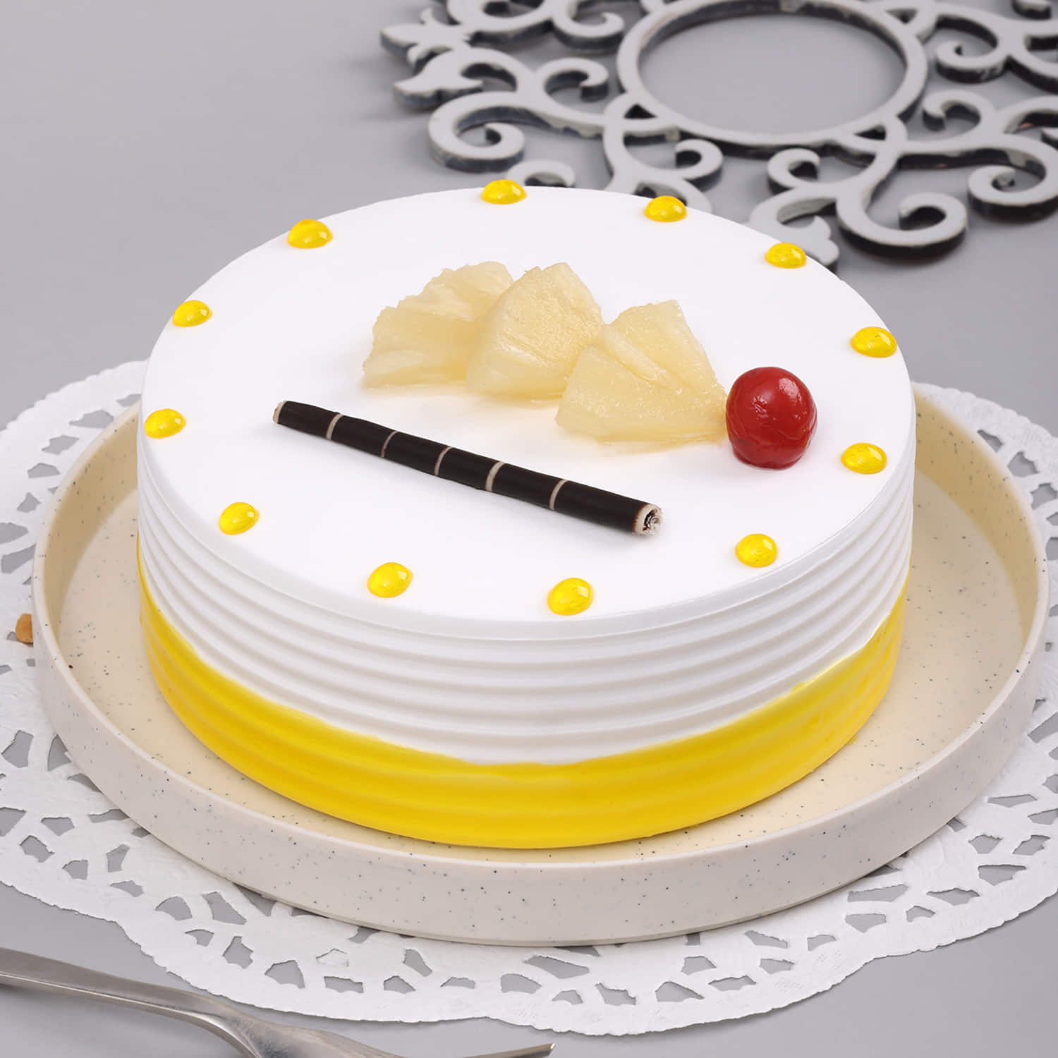 Buy/Send Tempting Ferrero Rocher Cake Half kg Online- Winni | Winni.in