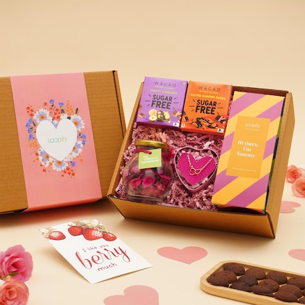 Charming Valentine's Day Gift Hampers, Valentine Gifts For Him Romantic at  Rs 3700/piece, Valentine Day Craft in Kochi