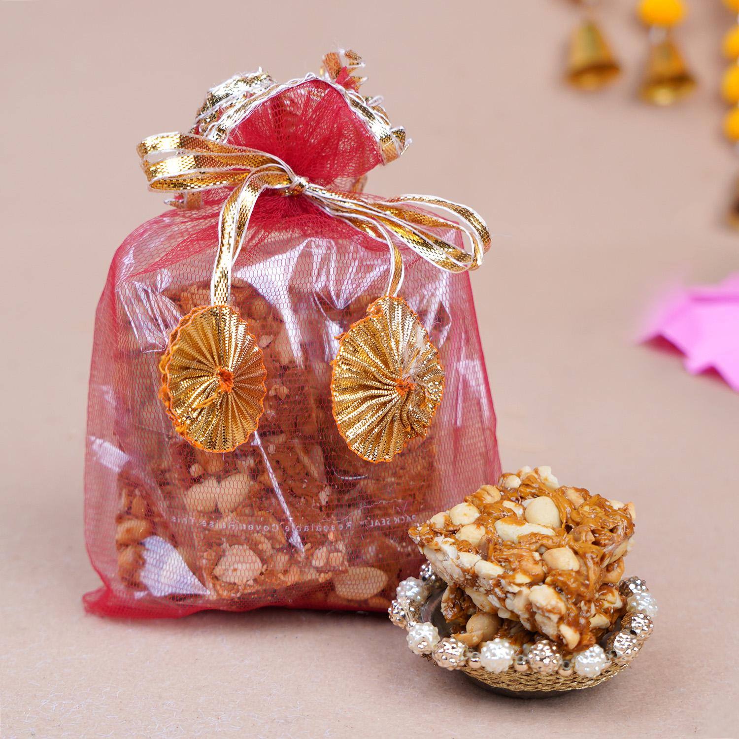 Scrumptious Lohri Gift Hampers With Ferraro Rocher, Hershey's Kisses, Lindt  Lindor And More at Rs 3250/piece | Gift Hamper in Kochi | ID: 27427292088