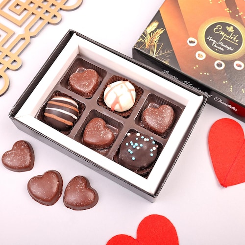 Premium Truffle Box with Hearts Chocolates 6 Pcs | Winni.in