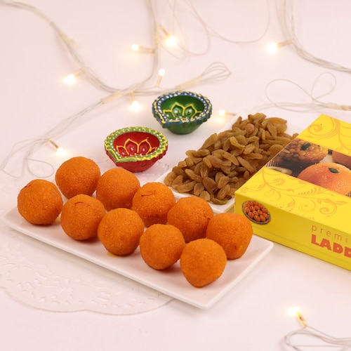 100015_Motichoor Laddu with Raisin And Diyas