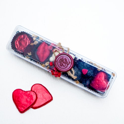 Personalised Sweet Moments Valentine Hamper | Winni.in